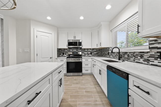 Building Photo - 16115 Little Cypress Ln