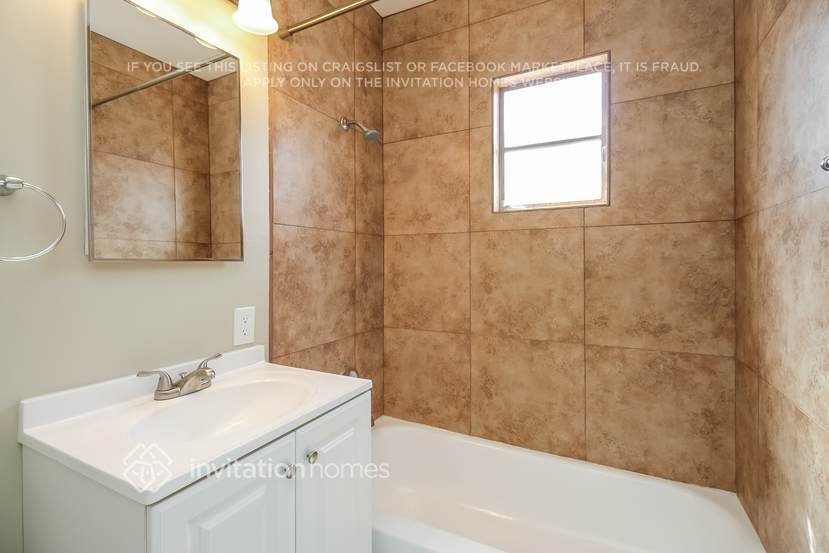 Building Photo - 1649 E 1st St