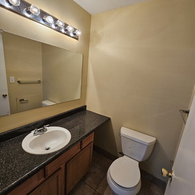 Building Photo - Nice 2 Bedroom, 1.5 Bath Condo Near Hall R...