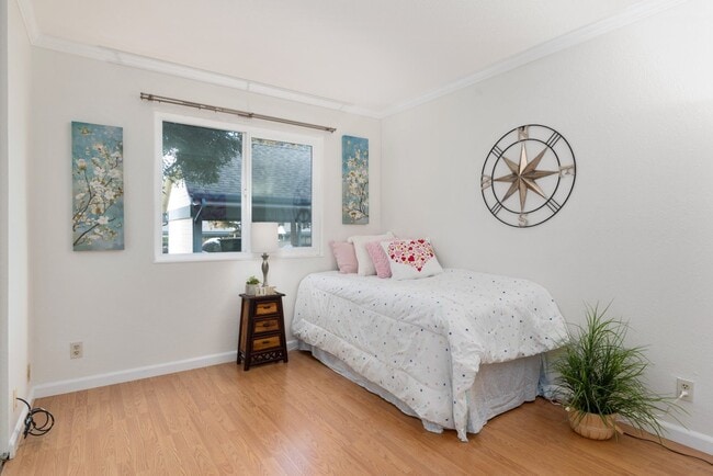 Building Photo - Excellent lower level Condo in Gated Warm ...