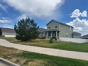 Building Photo - Out skirts of Cheyenne Living