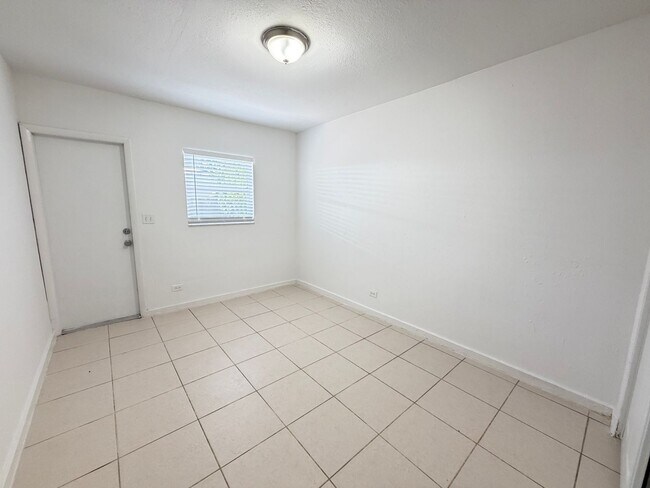 Building Photo - 715 SW 14th Ave