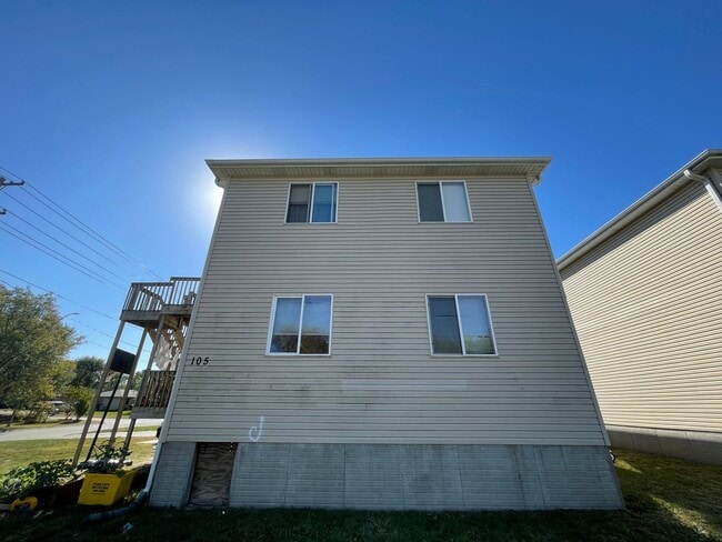 Primary Photo - 105 W B St