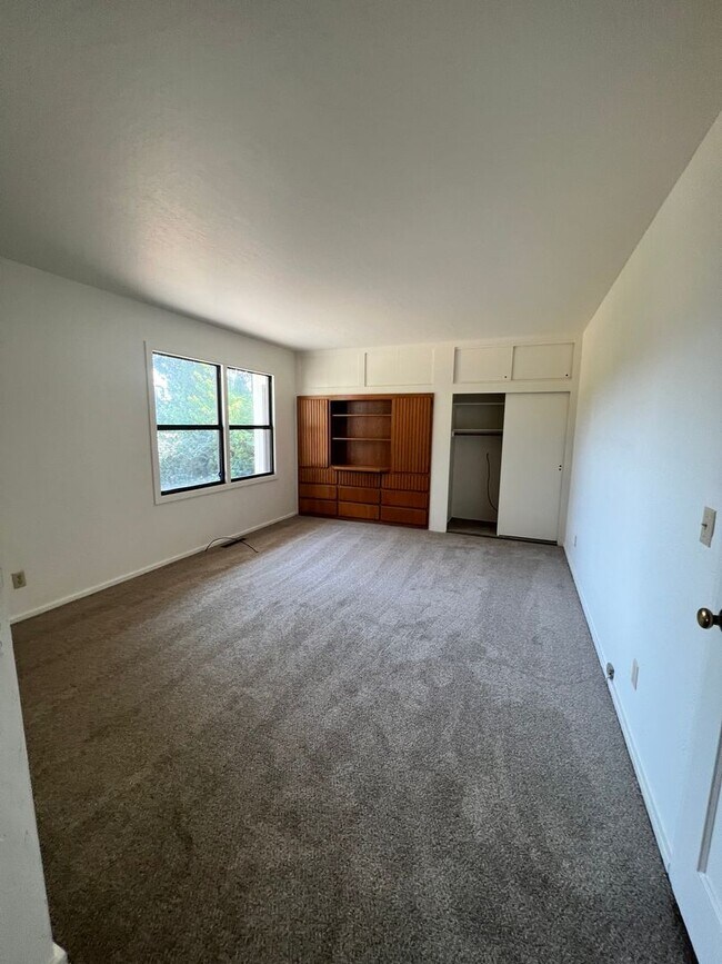 Building Photo - 2 Bedroom Blue Lake House with extra Loft Space!
