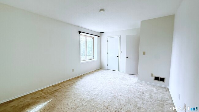 Building Photo - 7 Little Oak Ln