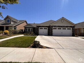 Building Photo - Beautiful home for rent in Visalia with a ...