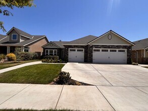Building Photo - Beautiful home for rent in Visalia with a ...