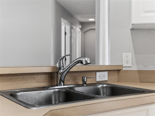 Building Photo - 14309 Golden View Dr