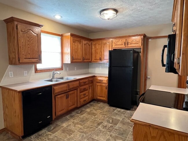 Building Photo - 3 Bedroom with Large Covered Deck in southwest Springfield