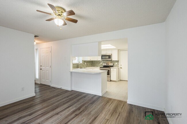 Building Photo - New Renovated 2 Bed 2 bath Townhome