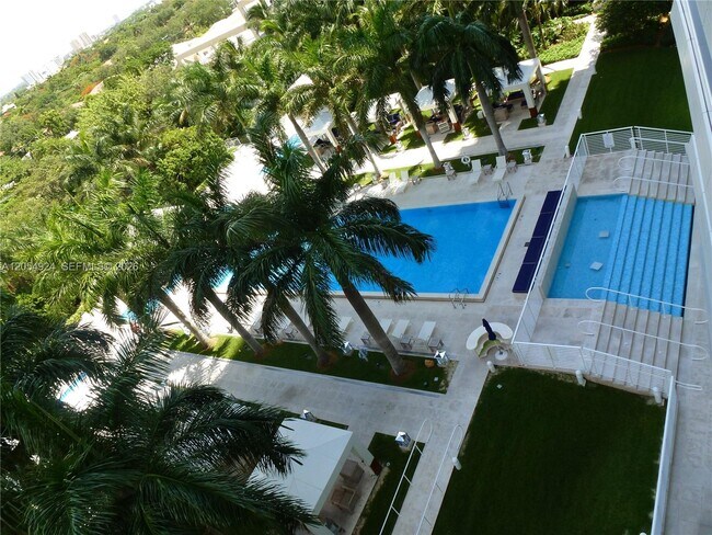 Building Photo - 2627 S Bayshore Dr