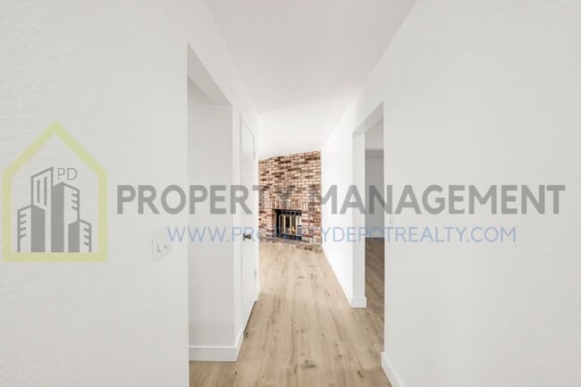 Building Photo - Desirable Pocket-Greenhaven Half-Plex for ...
