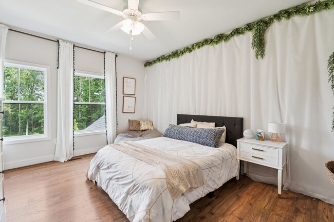 Building Photo - Impressive 6 Bed 4.5 Bath Single-Family Ho...