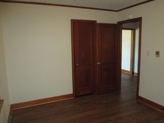 Building Photo - 3 Bedroom, 2 Bath home on a large lot with...