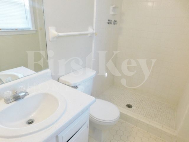 Building Photo - 3034 Oak Allee St