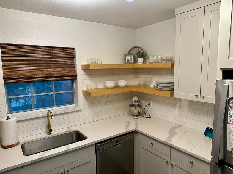 Kitchen - 5818 E University Blvd