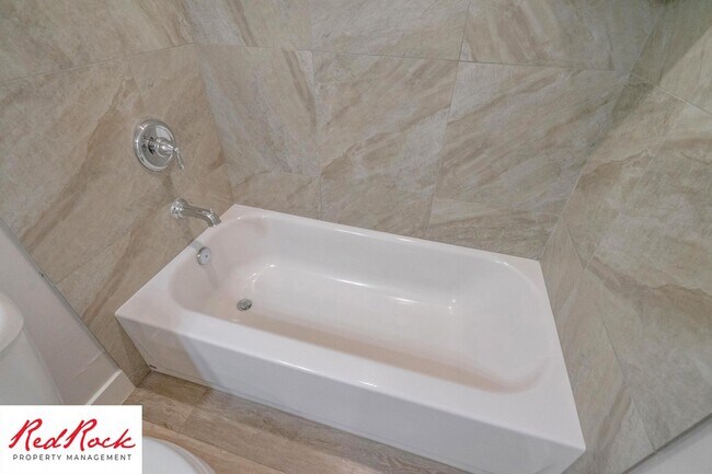 Building Photo - Pet friendly 3 Bedroom Townhome in Washington!