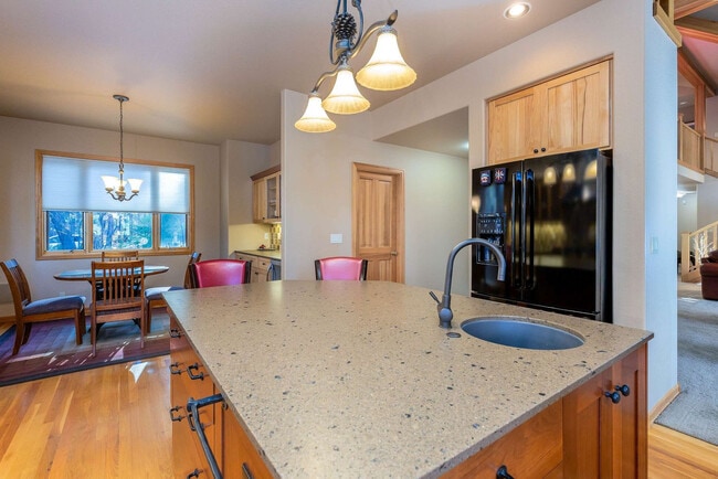 Building Photo - 17028 Cooper Dr