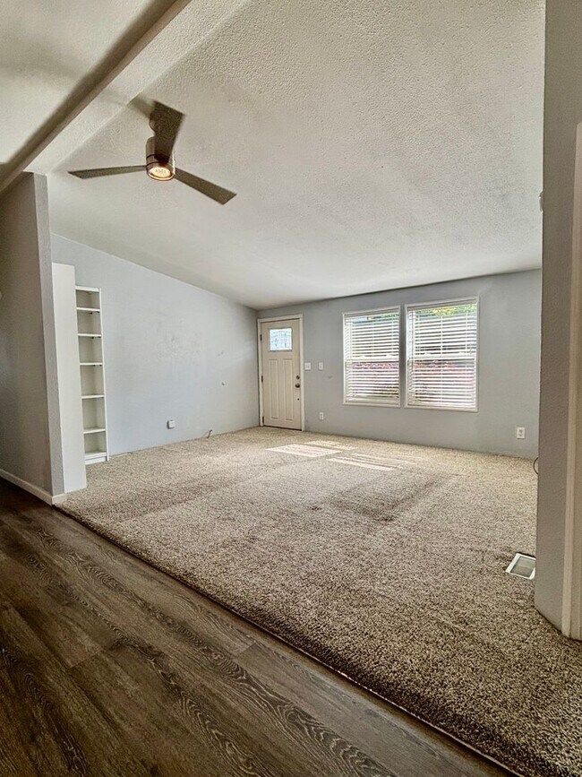 Building Photo - 2212 Lara Ln