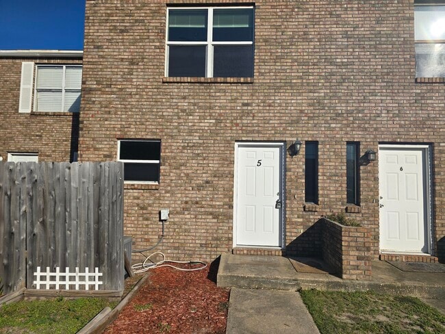 Building Photo - 206 Ann Cir