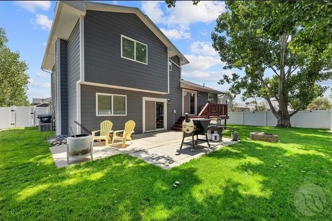 Building Photo - Spacious heights home