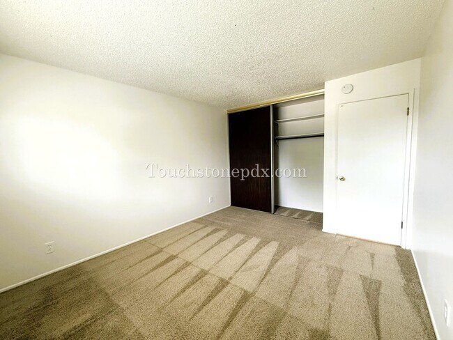 Building Photo - Charming 2-Bedroom Apartment in the Heart ...