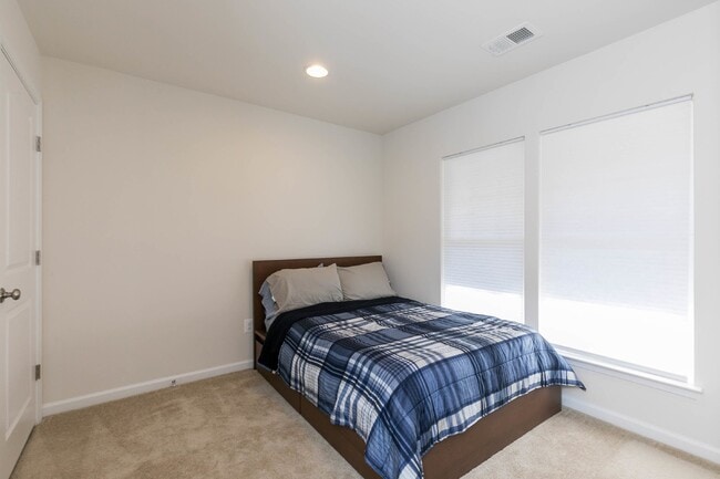 Building Photo - Luxurious 4-Bedroom Townhouse with 2 Car Garage in Manassas!