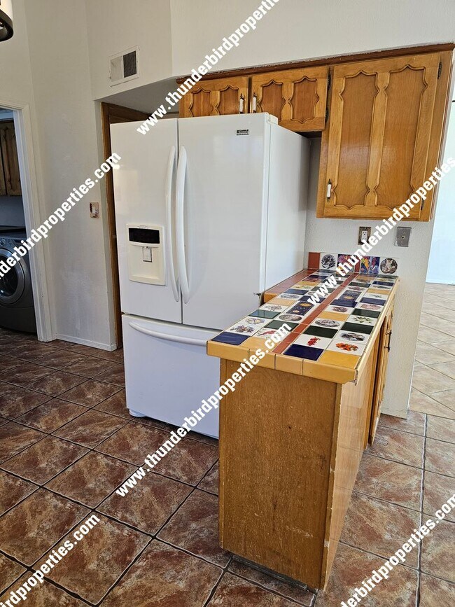 Building Photo - 3 bedroom, 2 baths  with great backyard oa...