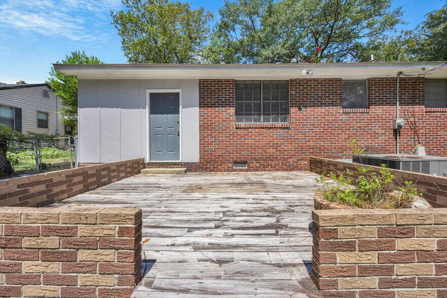 Building Photo - 2900 Holt Dr
