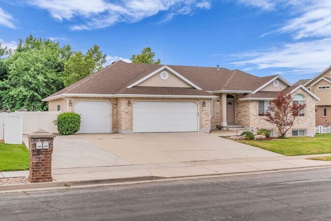 Building Photo - Spacious 7 Bed Kaysville Home with Two Kitchens