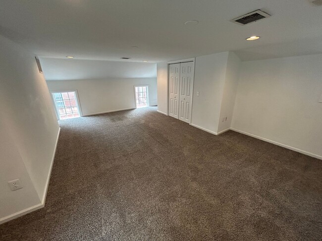 Building Photo - Well-Appointed Apartment Ready for move-in...