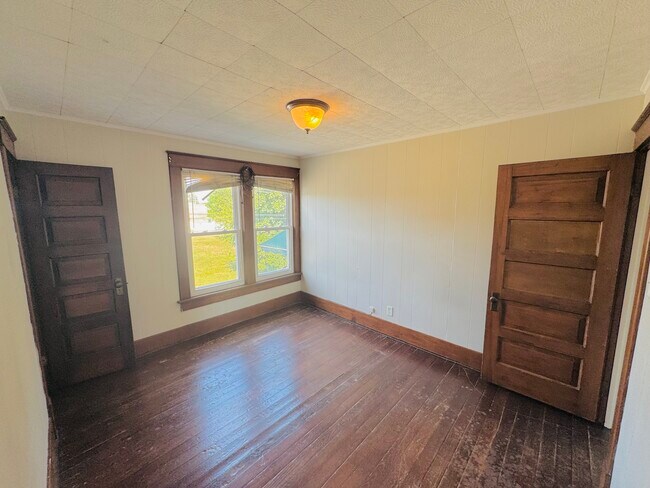 Building Photo - 215 E Winona Ave