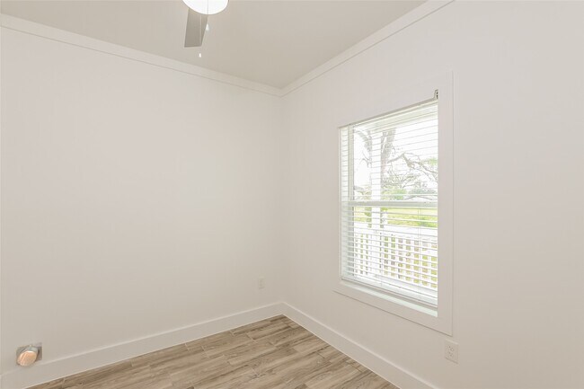 Building Photo - 3127 Bay St