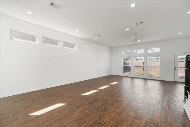 Building Photo - 7902 Parnell St