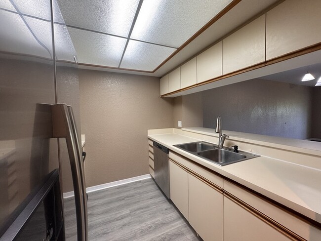 Building Photo - 3BR 3BA Townhome w/ Beach View +  Pool + Updated Kitchen + Balcony/Patio in Hidden Harbour