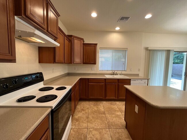 Building Photo - 4 Bedroom Home in Lantana Village Near E Ocotillo Rd. and S McQueen Rd!