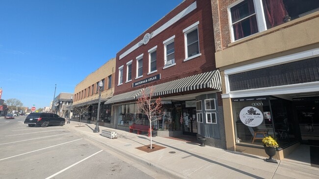 Building Photo - 519 Commercial St