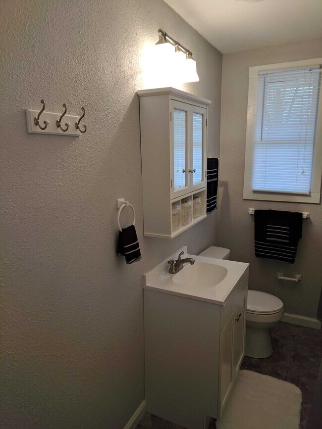 Bathroom/Tub With Shower - 911 Phillips St