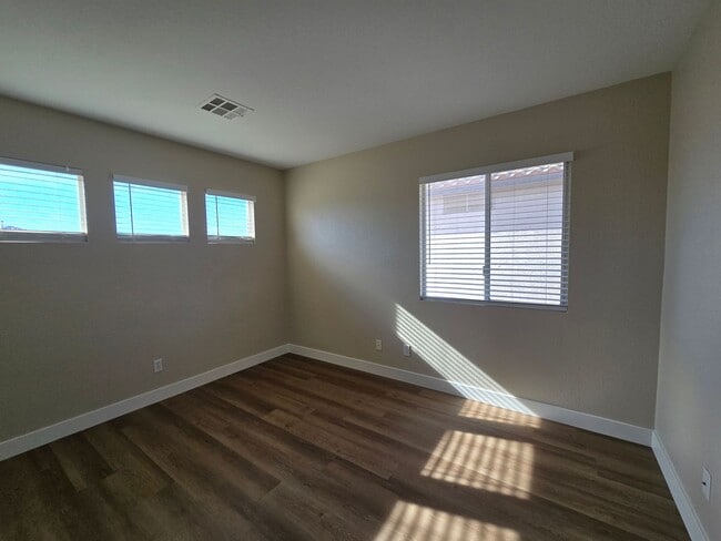 Building Photo - A Fabulous 5 Bedroom Home with 1 Bedroom and 3/4 Bathroom downstairs