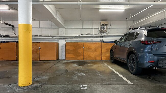 Building Photo - Large 1 bed 1 bath Nestled in Grand Lake Neighborhood