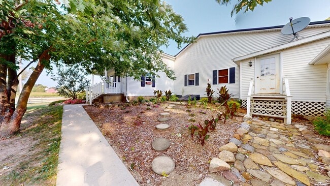 Building Photo - Country living in South Central! 3 bed/3 baths and large garage