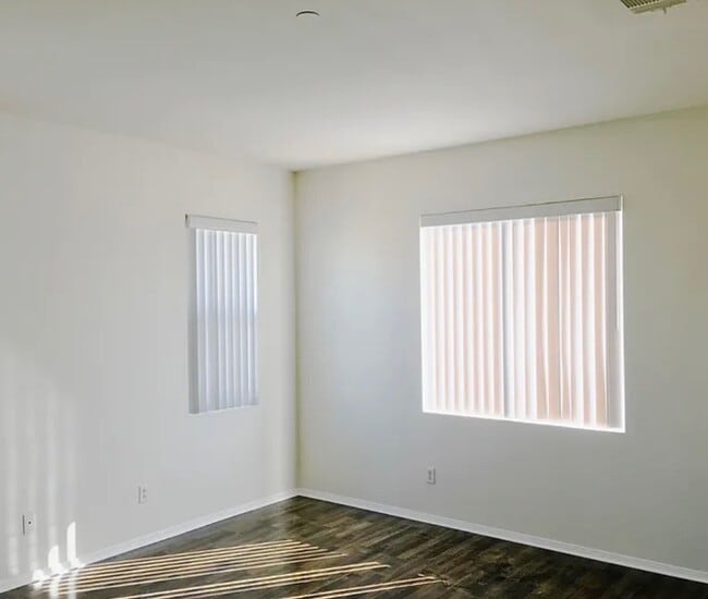 Building Photo - 4960 Tyler St