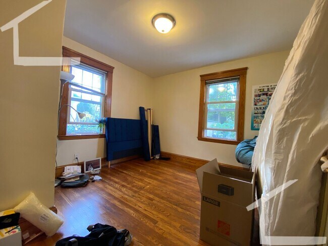 Building Photo - Big and Bright