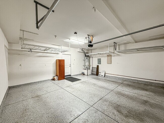 Building Photo - 3 bed, 2 1/2 bath townhome in sought-after Oak Terrace community