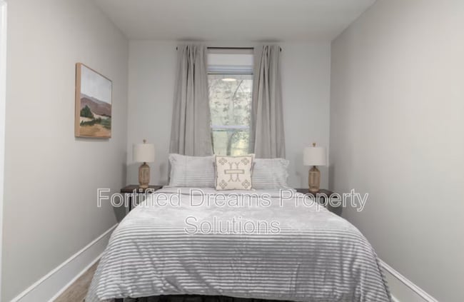 Building Photo - 913 Hutton St