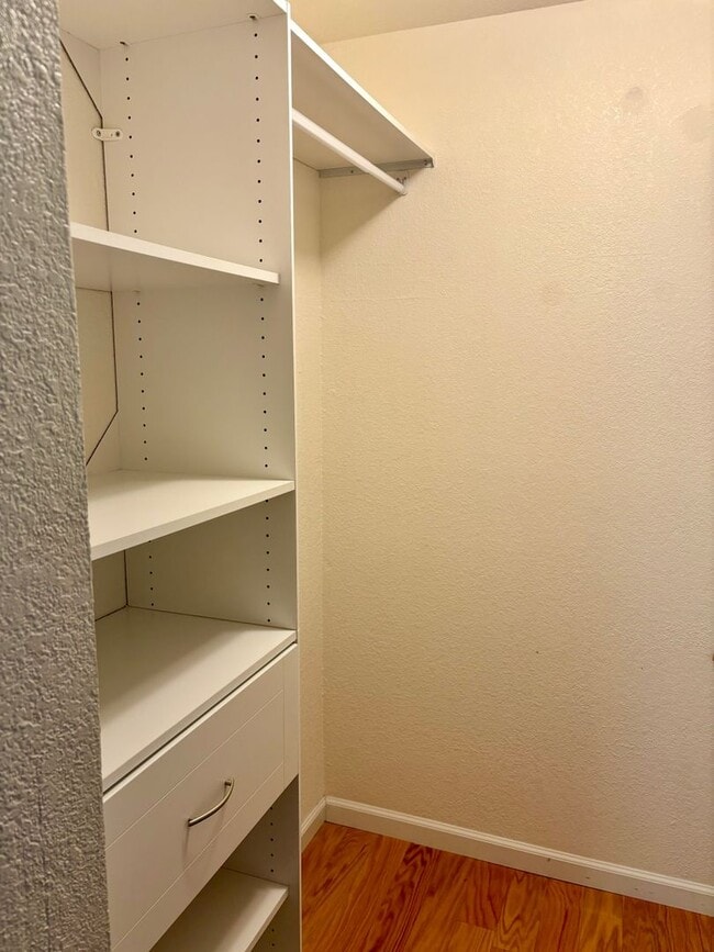 Building Photo - Light, Bright, Immaculate and lightly furnished 1 bd 1 ba condo in Walnut Creek- Keys Condo's