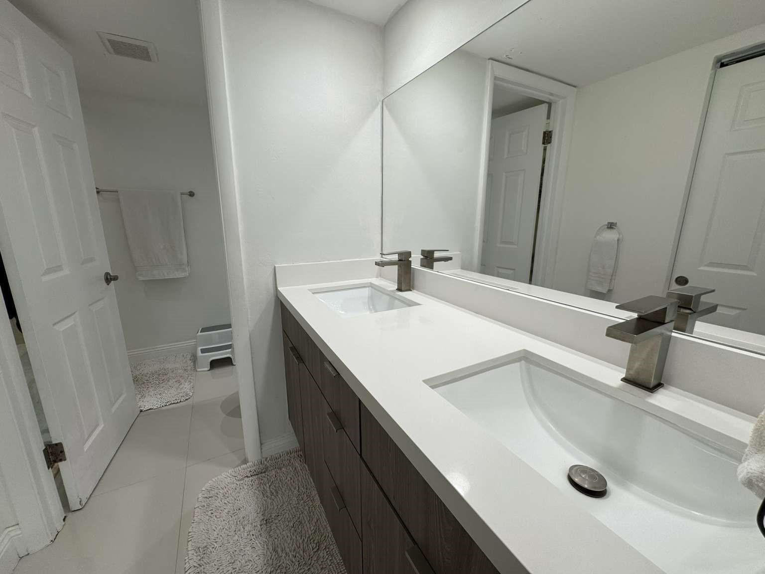 Building Photo - 1915 Brickell Ave