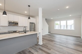 Building Photo - 913 S 51st St