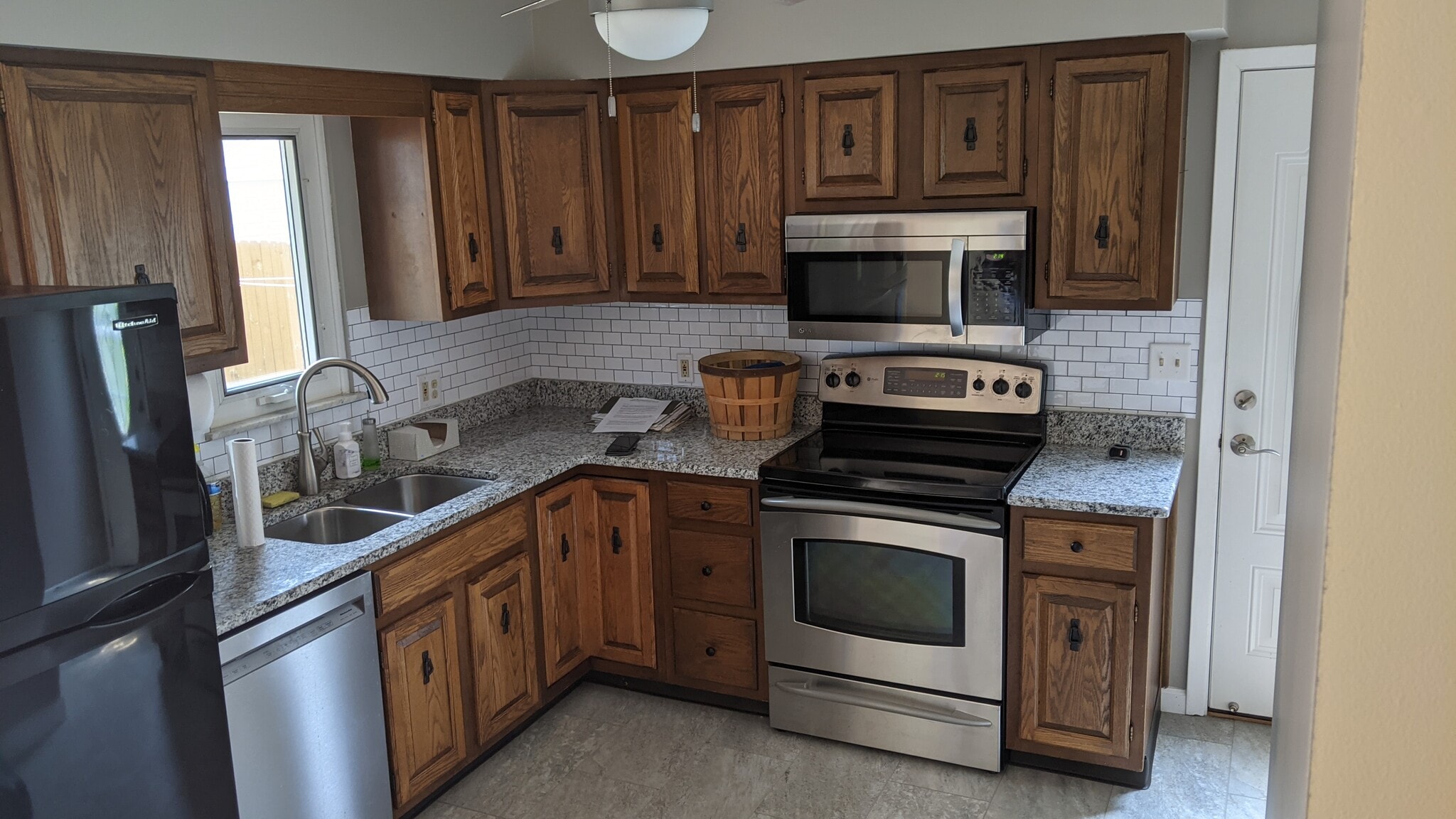Granite countertops - 6745 Middlebrook Blvd