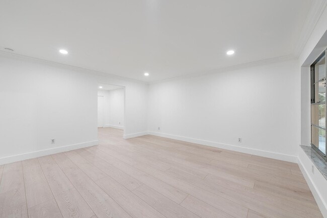 Building Photo - 1928 Service Rd